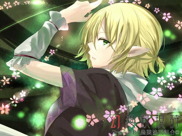 Anime picture 1024x768 with touhou mizuhashi parsee ume (plumblossom) single short hair blonde hair green eyes looking back pointy ears hieroglyph half updo girl flower (flowers) detached sleeves scarf