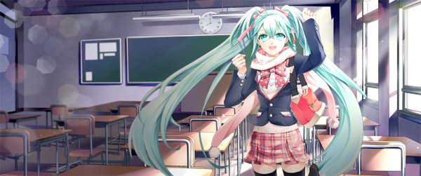 イラスト 1300x544 と ボーカロイド 初音ミク cocoon (loveririn) ソロ wide image ツインテール very long hair aqua eyes aqua hair classroom 女の子 スカート 制服 ちょう結び リボン 学生服 襟巻き 机 通学カバン 時計