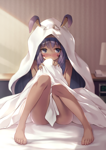 イラスト 609x860 と Fateシリーズ fate/grand order ニトクリス(fate) nitocris (swimsuit assassin) (fate) オウカ ソロ 長髪 長身像 カメラ目線 赤面 前髪 light erotic hair between eyes 座る 紫目 payot purple hair 全身 indoors 裸足