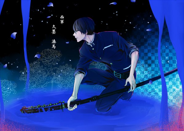 Anime picture 1000x714 with original tamahagane gakuen touransai bacopa single short hair black hair holding looking away bent knee (knees) profile black eyes inscription leaning leaning forward hieroglyph dark background squat checkered twisty sleeves checkered background