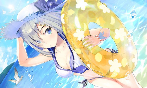 Anime picture 1000x600 with kantai collection hamakaze destroyer nanotaro single fringe short hair breasts blue eyes light erotic wide image holding silver hair hair over one eye adjusting hat sailor collar girl swimsuit hat animal bikini