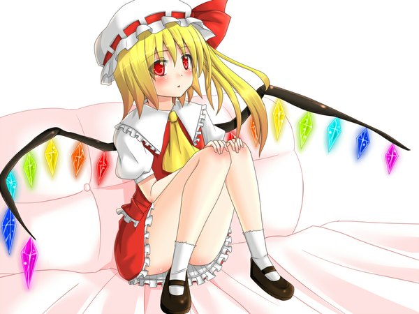 Anime picture 1024x768 with touhou flandre scarlet hanazome dotera blush short hair blonde hair red eyes loli girl dress wings socks white socks bonnet couch