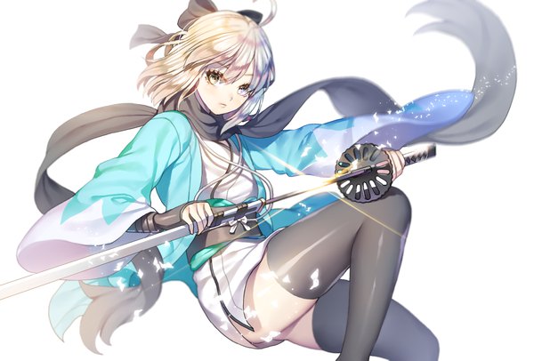Anime picture 1468x994 with fate (series) fate/grand order koha-ace okita souji (fate) (all) okita souji (koha-ace) ruhee single looking at viewer fringe short hair simple background blonde hair hair between eyes white background holding yellow eyes ahoge bent knee (knees) traditional clothes japanese clothes