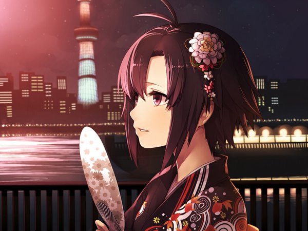 Anime picture 1000x750 with idolmaster kikuchi makoto hitoto single blush short hair open mouth brown hair holding sky ahoge traditional clothes japanese clothes pink eyes hair flower night night sky city cityscape face