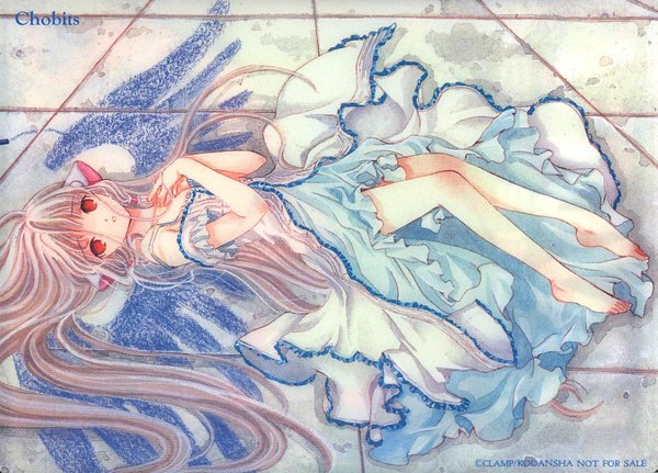 Anime picture 1244x894 with chobits clamp chii single looking at viewer fringe blonde hair red eyes full body lying very long hair barefoot bare legs copyright name hand on chest knees touching girl dress