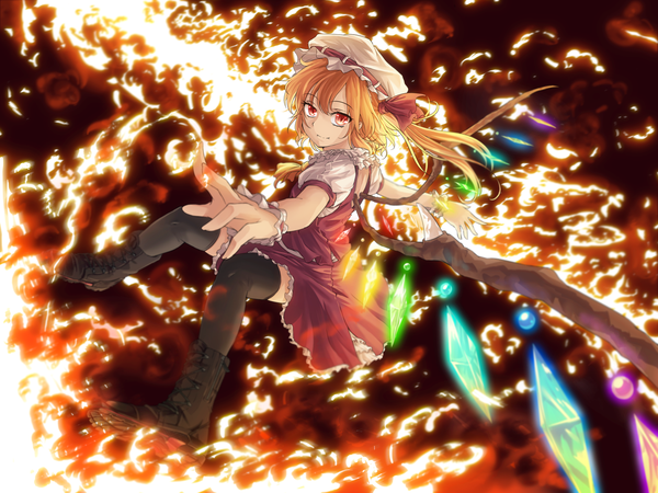 Anime picture 1500x1125 with touhou flandre scarlet freeze-ex single looking at viewer short hair blonde hair smile red eyes one side up girl thighhighs dress black thighhighs hat wings boots bonnet fire crystal
