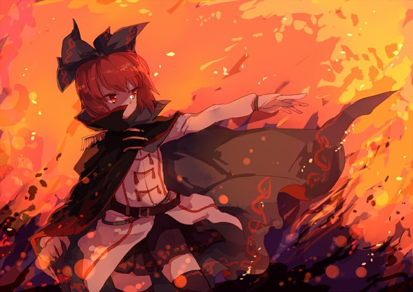 Anime picture 1000x707 with touhou sekibanki yetworldview kaze single fringe short hair red eyes looking away red hair alternate costume outstretched arm girl thighhighs bow black thighhighs hair bow cape