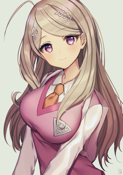 イラスト 1063x1505 と ダンガンロンパ new danganronpa v3 akamatsu kaede gambe ソロ 長髪 長身像 カメラ目線 前髪 おっぱい simple background 金髪 笑顔 大きな乳房 アホ毛 head tilt ピンク目 女の子 シャツ ネクタイ