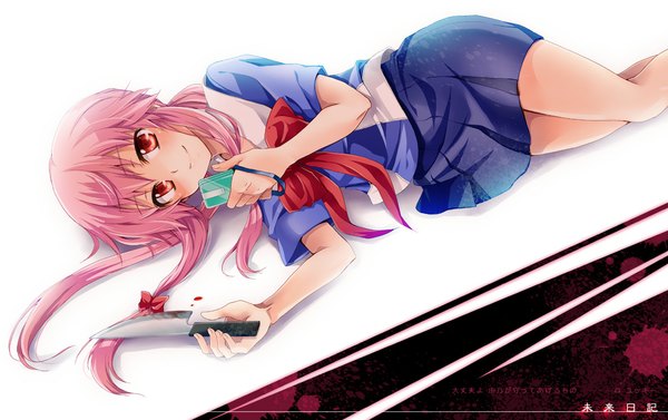 Anime picture 1000x629 with mirai nikki gasai yuno kubyou azami single long hair blush smile red eyes pink hair lying girl uniform school uniform blood knife phone