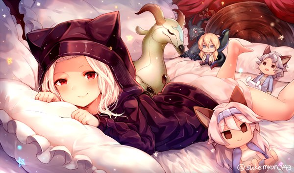 Anime picture 882x520 with granblue fantasy heles skasaha (granblue fantasy) seruel (granblue fantasy) naoise (granblue fantasy) suke single looking at viewer blush smile red eyes wide image signed bent knee (knees) ass white hair lying barefoot twitter username on stomach