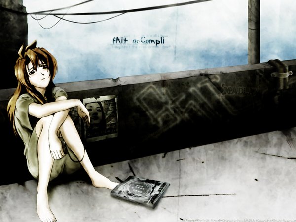 Anime picture 1600x1200 with madlax madlax (character) ryannzha single long hair brown hair sitting signed bent knee (knees) barefoot inscription wallpaper third-party edit girl t-shirt digital media player