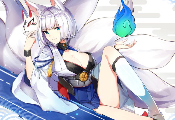 イラスト 1751x1200 と アズールレーン 加賀(アズールレーン) 綠色毛囊 ソロ カメラ目線 赤面 highres 短い髪 おっぱい 青い目 light erotic 笑顔 大きな乳房 座る holding 獣耳 cleavage 銀髪 尻尾 long sleeves