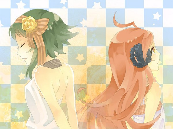 Anime picture 1024x768 with vocaloid gumi miki (vocaloid) naeta long hair short hair open mouth bare shoulders multiple girls ahoge red hair eyes closed green hair orange eyes back to back checkered background girl ribbon (ribbons) 2 girls hair ribbon
