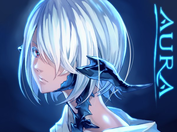 Anime picture 800x600 with final fantasy final fantasy xiv square enix au ra essual (layer world) single looking at viewer fringe short hair simple background red eyes blue hair white hair horn (horns) hair over one eye character names blue background girl scales
