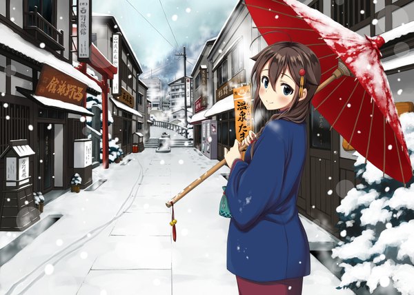 Anime picture 1500x1072 with kantai collection shigure destroyer yammy y single looking at viewer blush fringe blue eyes smile hair between eyes brown hair holding sky braid (braids) traditional clothes japanese clothes looking back alternate costume city snowing