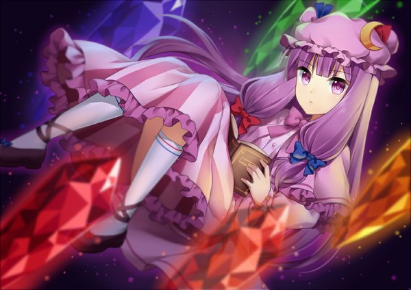 Anime picture 1137x805 with touhou patchouli knowledge jenevan single long hair looking at viewer purple eyes purple hair girl dress bow hair bow socks book (books) white socks bonnet crystal