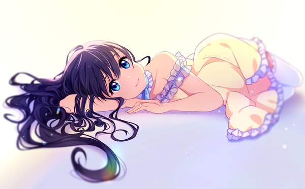 Anime picture 1300x808 with original hyanna-natsu single long hair looking at viewer blue eyes wide image bare shoulders purple hair bent knee (knees) lying head tilt multicolored hair fingernails lips zettai ryouiki on side gradient hair girl thighhighs