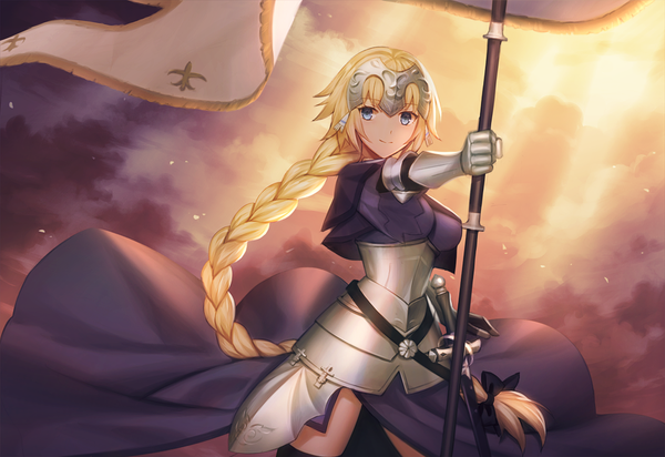 Anime picture 1114x766 with fate (series) fate/apocrypha jeanne d'arc (fate) (all) jeanne d'arc (fate) mutugi single long hair fringe blue eyes blonde hair smile standing holding looking away cloud (clouds) ponytail braid (braids) sunlight single braid girl