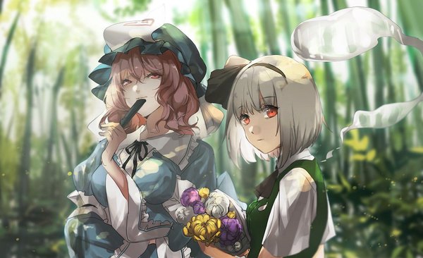 Anime picture 1000x610 with touhou konpaku youmu saigyouji yuyuko myon no-kan looking at viewer fringe short hair hair between eyes red eyes wide image multiple girls pink hair upper body outdoors pink eyes grey hair blurry bamboo forest girl