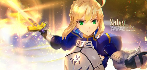 Anime picture 800x384 with fate (series) fate/stay night type-moon artoria pendragon (all) saber astarone single looking at viewer fringe short hair blonde hair wide image green eyes ahoge copyright name character names portrait girl weapon sword
