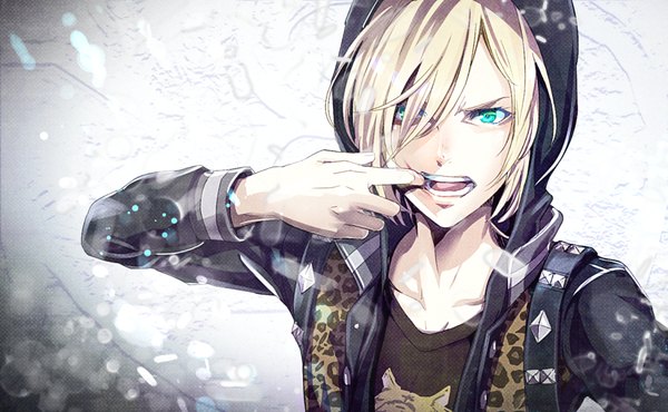 イラスト 1125x695 と ユーリ!!! on Ice mappa ユーリ プリセツキー アラ太 ソロ カメラ目線 前髪 金髪 hair between eyes wide image arm up aqua eyes 片目隠れ finger in mouth 男性 ジャケット フード