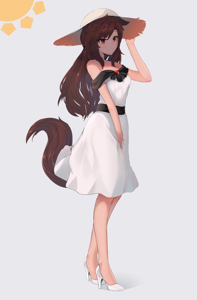 イラスト 1956x2967 と 東方 今泉影狼 ehrrr ソロ 長髪 長身像 前髪 highres simple background 笑顔 hair between eyes 赤い目 茶色の髪 立つ 肩出し 獣耳 looking away 全身 尻尾 animal tail