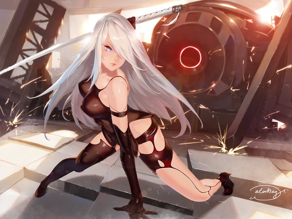 イラスト 4000x3000 と nier nier:automata ヨルハa型二号 waterring ソロ 長髪 前髪 highres おっぱい light erotic 大きな乳房 肩出し holding signed looking away absurdres 銀髪 全身 blurry 片目隠れ