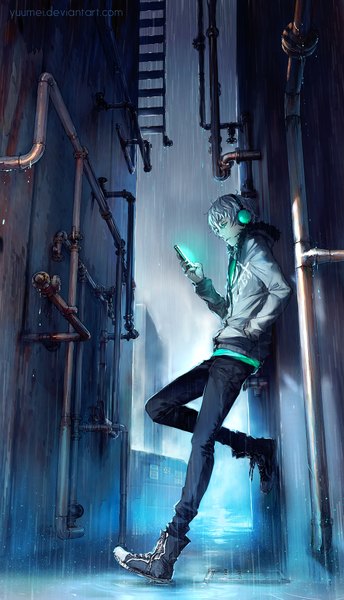 Anime picture 1000x1743 with fisheye placebo frey (fisheye placebo) yuumei single tall image fringe short hair standing holding green eyes silver hair bent knee (knees) rain leg lift (legs lift) hand in pocket alley boy jacket headphones building (buildings)