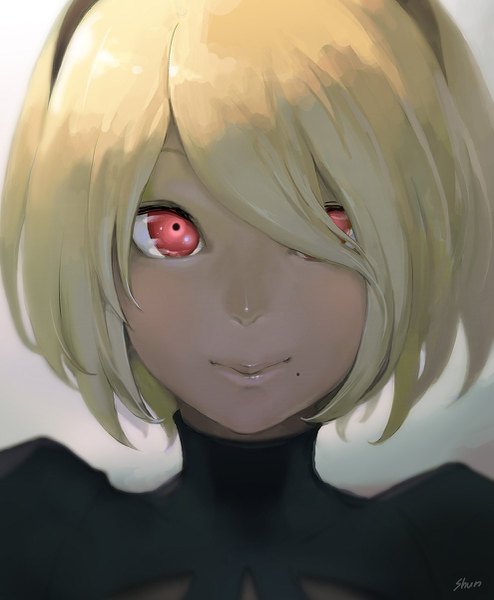Anime picture 989x1200 with nier nier:automata gravity daze yorha no. 2 type b kat (gravity daze) saitou shunsuke single tall image looking at viewer fringe short hair simple background blonde hair smile red eyes signed hair over one eye mole portrait light