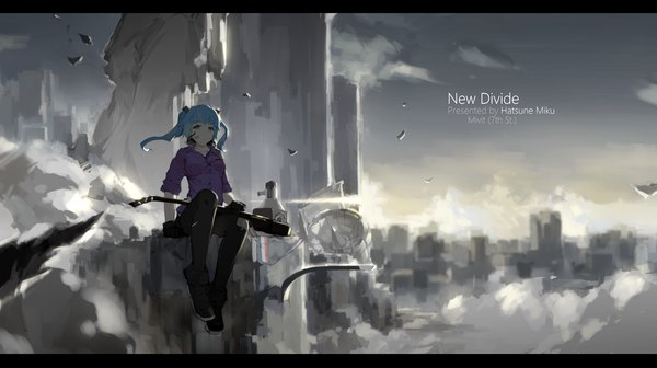 イラスト 2500x1400 と ボーカロイド 初音ミク mivit ソロ カメラ目線 前髪 highres 青い目 wide image 座る ツインテール signed 青い髪 全身 grey background character names watermark letterboxed twisty sleeves ruins