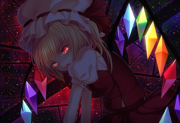 Anime picture 1000x685 with touhou flandre scarlet philomelalilium single looking at viewer blush short hair open mouth blonde hair red eyes glowing glowing eye (eyes) girl dress skirt wings bonnet skirt set crystal