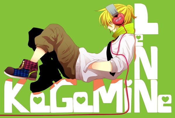 Anime picture 1748x1181 with vocaloid kagamine len shino takeshi (artist) single highres blonde hair hands in pockets green background boy necktie boots headphones pants sweater