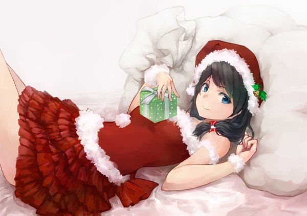 Anime picture 1200x847 with original yashigaras single long hair looking at viewer fringe blue eyes black hair smile bare shoulders bent knee (knees) lying fur trim christmas girl bow hair bow hat fur bell