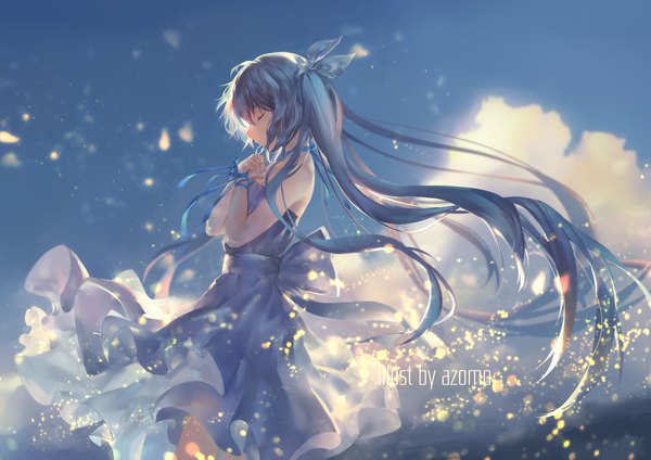 Anime-Bild 2200x1555 mit vocaloid hatsune miku azomo single fringe highres standing twintails bare shoulders signed blue hair sky cloud (clouds) upper body eyes closed very long hair profile wind sparkle sleeveless