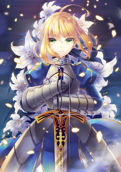 Anime picture 900x1271 with fate (series) fate/stay night type-moon artoria pendragon (all) saber zenyu single tall image looking at viewer fringe short hair blonde hair standing holding green eyes sky ahoge braid (braids) girl gloves