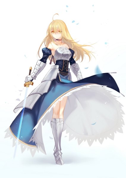 Anime picture 1000x1414 with fate (series) fate/stay night type-moon artoria pendragon (all) saber joseph lee single long hair tall image looking at viewer blonde hair simple background white background bare shoulders ahoge girl weapon sword choker boots