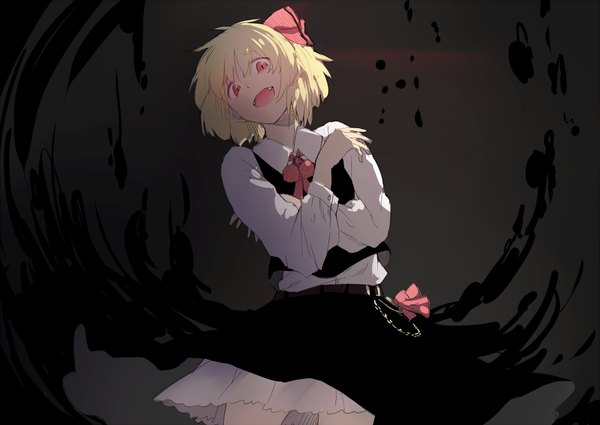 Anime picture 1016x720 with touhou rumia geppewi single looking at viewer fringe short hair open mouth blonde hair red eyes teeth fang (fangs) dark background crossed arms girl skirt ribbon (ribbons) hair ribbon vest skirt set