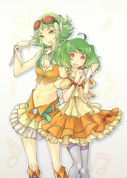 イラスト 642x900 と マクロス マクロス Frontier ボーカロイド gumi ランカ・リー 零花 長身像 カメラ目線 短い髪 開いた口 simple background 赤い目 白背景 ツインテール 肩出し multiple girls 緑の目 アホ毛 green hair short twintails