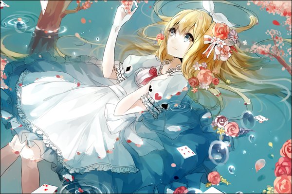 Anime picture 1500x1000 with alice in wonderland original alice (wonderland) cui (jidanhaidaitang) single long hair blue eyes blonde hair smile hair flower short sleeves looking up girl dress hair ornament flower (flowers) ribbon (ribbons) petals water frills