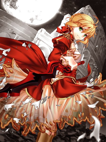 Anime picture 900x1200 with fate (series) fate/extra type-moon nero claudius (fate) (all) nero claudius (fate) deanna single long hair tall image fringe blonde hair smile standing holding green eyes ahoge braid (braids) looking back night night sky
