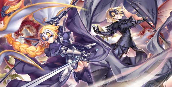 イラスト 1574x800 と Fateシリーズ fate/grand order fate/apocrypha jeanne d'arc (fate) (all) ジャンヌ・オルタ ジャンヌ・ダルク(fate) kousaki rui カメラ目線 短い髪 おっぱい 青い目 笑顔 wide image multiple girls holding 黄色眼 looking away 三つ編み very long hair parted lips