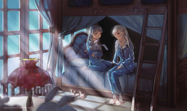 Anime picture 2000x1195 with rwby rooster teeth weiss schnee winter schnee sasorainster long hair highres blue eyes smile wide image sitting multiple girls signed silver hair indoors wariza light alternate hairstyle siblings eye contact