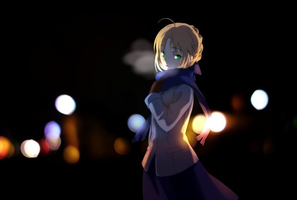 Anime picture 1480x1000 with fate (series) fate/stay night artoria pendragon (all) saber kabane (follabi) single fringe short hair open mouth blonde hair standing green eyes payot looking away ahoge outdoors braid (braids) blurry night :o