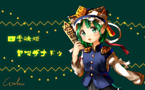 Anime picture 1440x900 with touhou shikieiki yamaxanadu welt (kinsei koutenkyoku) single looking at viewer fringe short hair open mouth simple background holding green eyes signed upper body green hair character names green background girl hat shirt white shirt