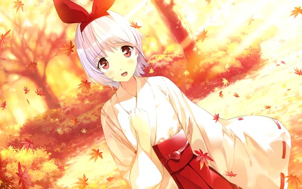 Anime picture 1024x640 with akizora ni mau confetti kamishiro yuki (akizora) short hair red eyes wide image blue hair game cg miko girl leaf (leaves)