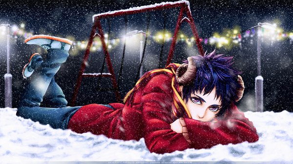 Anime picture 1920x1080 with yone kazuki single looking at viewer highres short hair wide image purple eyes purple hair lying horn (horns) snowing winter snow exhalation boy shoes jacket scarf swing