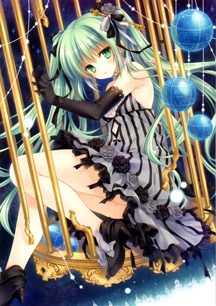 イラスト 2843x4030 と ボーカロイド 初音ミク 館川まこ ソロ 長身像 カメラ目線 赤面 前髪 highres hair between eyes 座る ツインテール 肩出し 緑の目 全身 bent knee (knees) very long hair parted lips head tilt hair flower