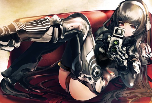Anime picture 1000x677 with original nanatsuki sousuke single long hair looking at viewer fringe light erotic brown hair brown eyes bent knee (knees) ass reclining leg lift (legs lift) girl gloves elbow gloves armor couch camera twin-lens reflex camera