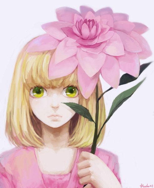 Anime picture 1476x1800 with original kuroko (artist) single tall image looking at viewer fringe short hair simple background blonde hair white background holding green eyes lips close-up girl flower (flowers)