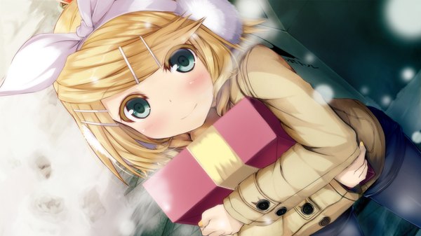 Anime picture 1920x1080 with vocaloid kagamine rin daidou (demitasse) single blush highres short hair blonde hair wide image green eyes pantyshot snowing winter snow girl hair ornament shorts hairband hairclip gift